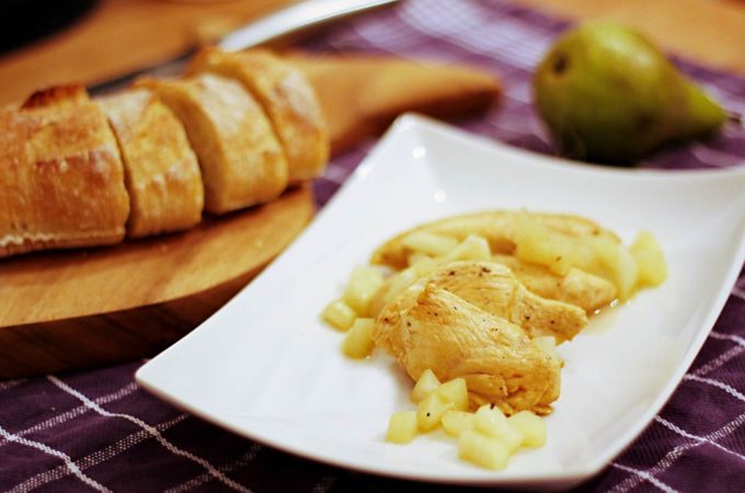 Ein Teller mit Hähnchenfleisch und geschmorten Birnenstücken in einer Marsalasauce