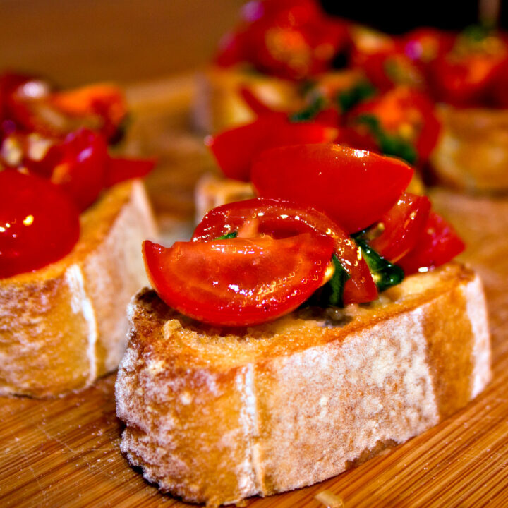 Klassisches italienisches Bruschetta mit Tomate und Basilikum | Rezept