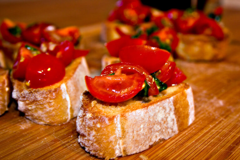 Klassisches italienisches Bruschetta mit Tomate und Basilikum | Rezept