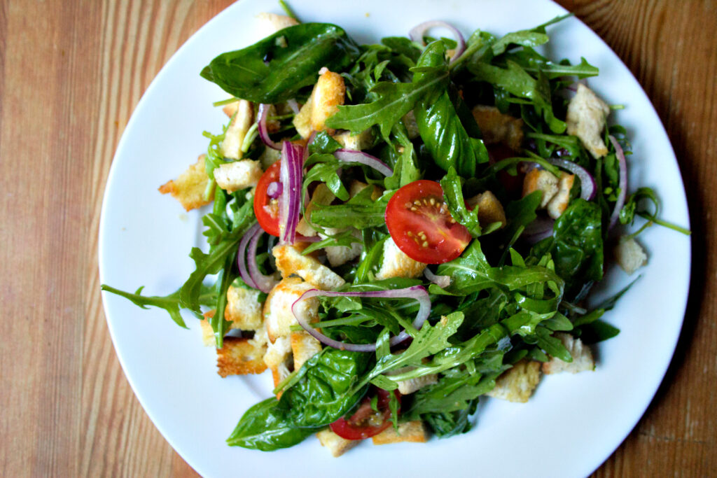 Panzanella - toskanischer Brotsalat mit Tomaten | Rezept