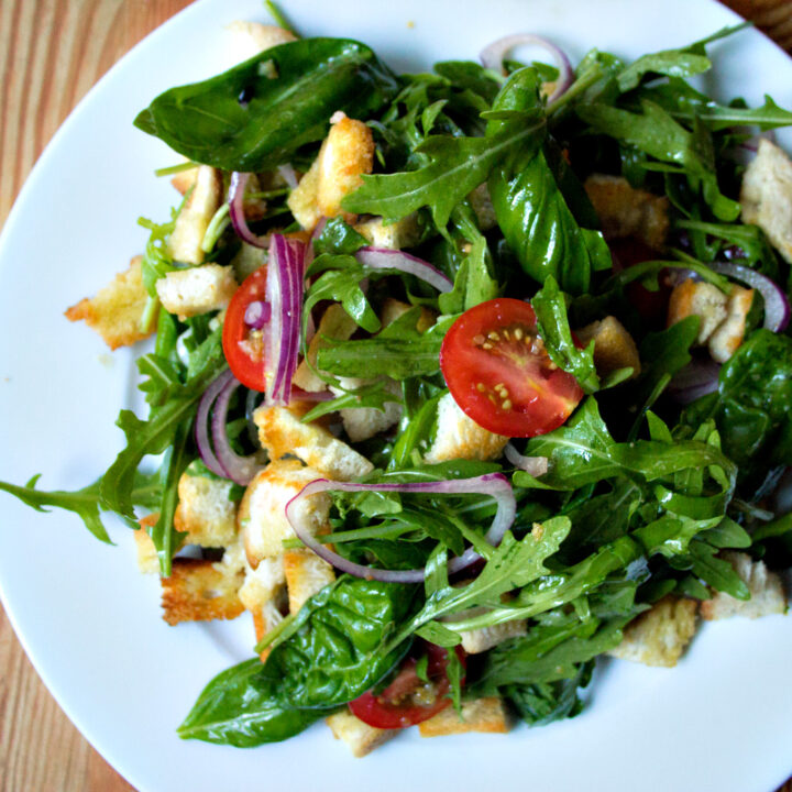 Panzanella - toskanischer Brotsalat mit Tomaten | Rezept