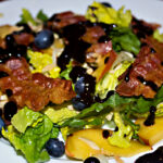 Fruchtiger Salat mit Pfirsich, Heidelbeeren und Bacon