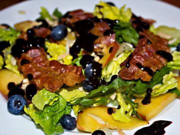 Salat mit Pfirsich, Heidelbeeren und Bacon