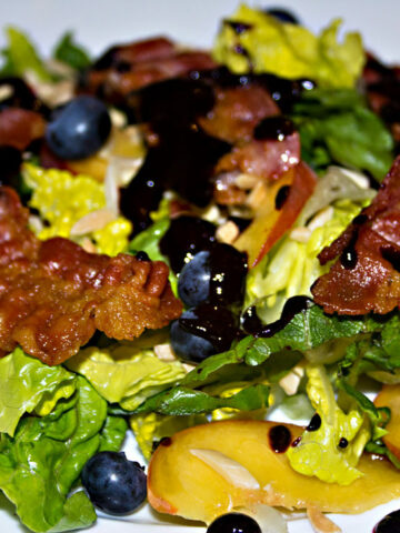 Salat mit Pfirsich, Heidelbeeren und Bacon