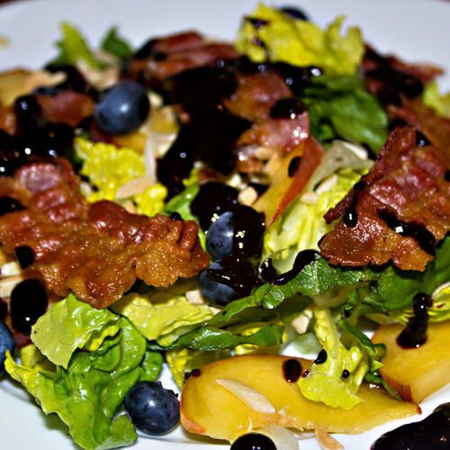 Sommer-Salat mit Pfirsich, Heidelbeer-Dressing und Bacon | Rezept