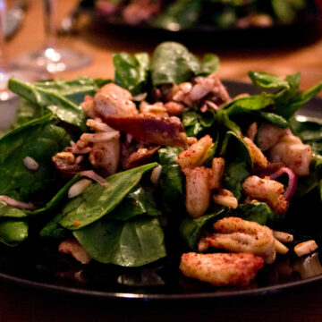 Orientalischer Spinatsalat mit Datteln und Mandeln