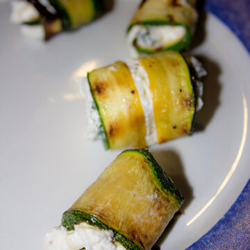Gefüllte Zucchiniröllchen mit Robiola und Basilikum