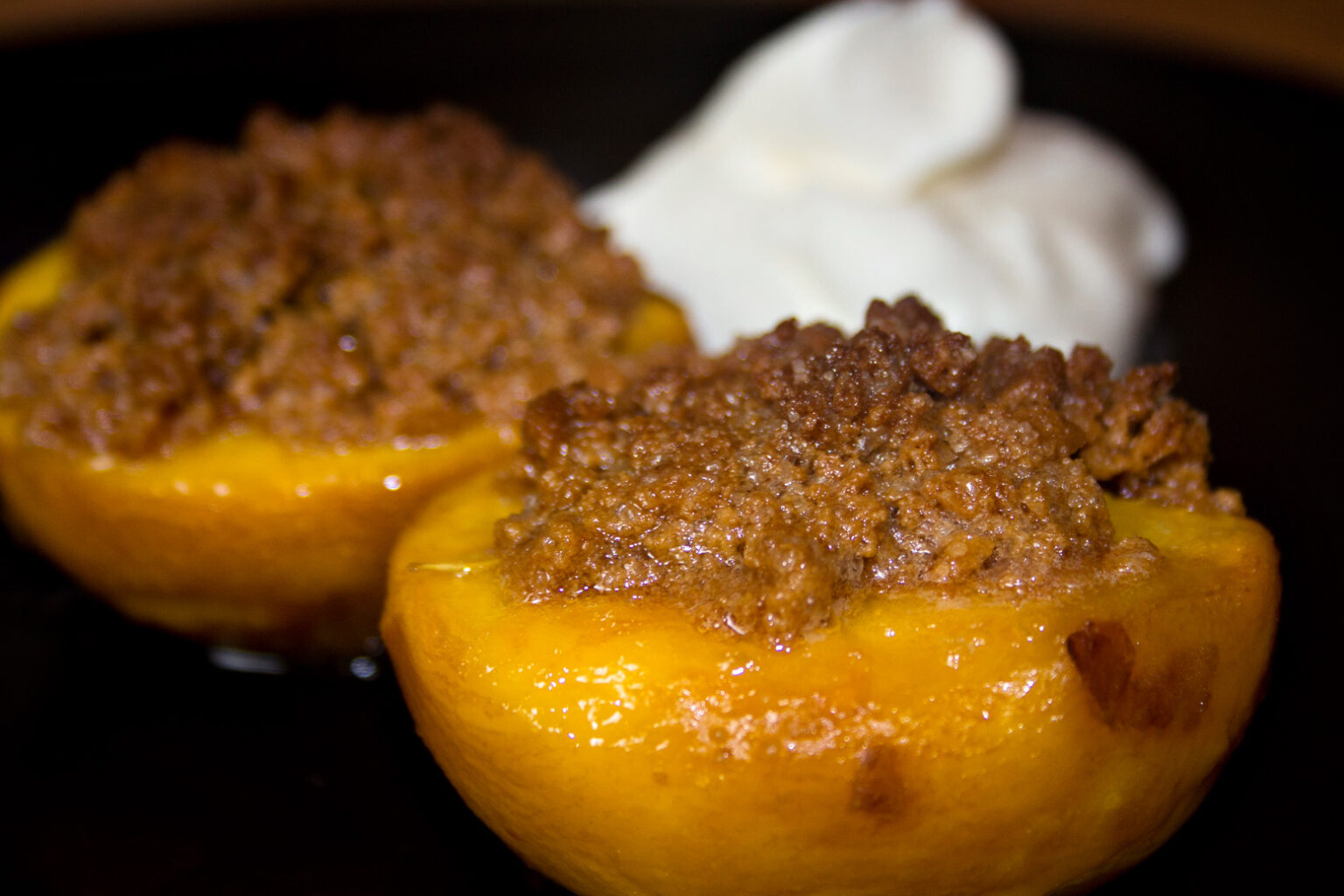 Überbackene Pfirsiche mit Amaretti und Sahne - Dessert Rezept