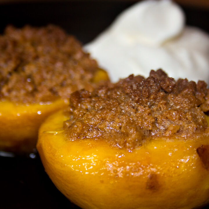 Überbackene Pfirsiche mit Amaretti und Sahne - Dessert Rezept