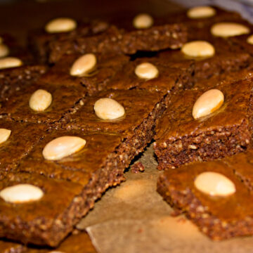 Mandelwürfel, firisch aus dem Ofen