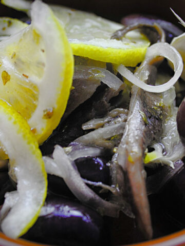 Tapas - marinierte Oliven und Sardellen (Aceitunas marinadas y boquerónes)