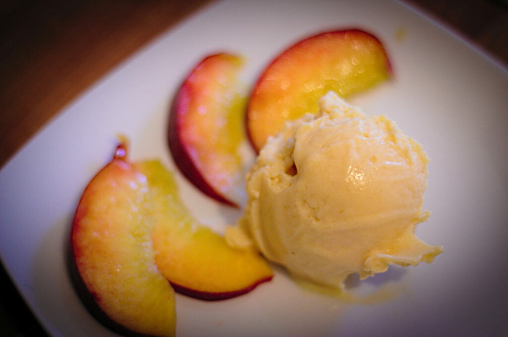 Selbstgemachtes Pfirsicheis - ein fruchtig-cremiger Genuss