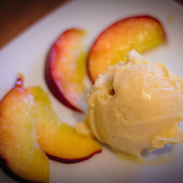 Fruchtiges, selbstgemachtes Pfirsicheis