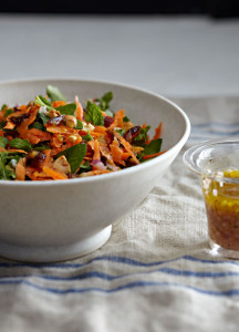 Eine Schüssel mit frischem Karottensalat mit Minze und Datteln. Foto von Sang An.