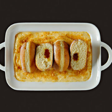 Eine Schale mit Bernie Rieders Faschingskrapfen-Tiramisu.