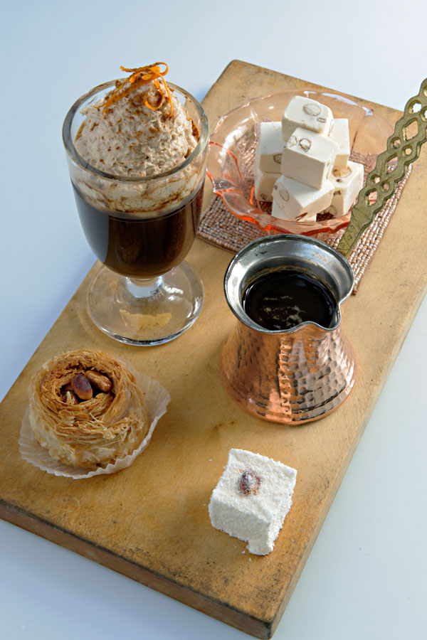 Eine Platte mit einem Glas Türkischem Eiskaffee wie ihn Bernie Rieder zubereitet. Begleitet wird er von Baklava und zwei Arten Turkish Delight.