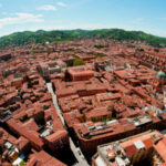 Eine Panoramaaufnahme der roten Häuser von Bologna aus der Vogelperspektive.