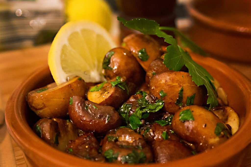 Gebratene Champignons mit Knoblauch