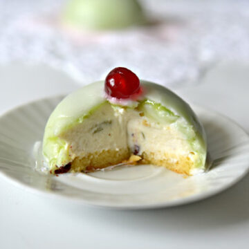 Das Bild zeigt ein angeschnittenes Cassata-Törtchen auf einem Teller.