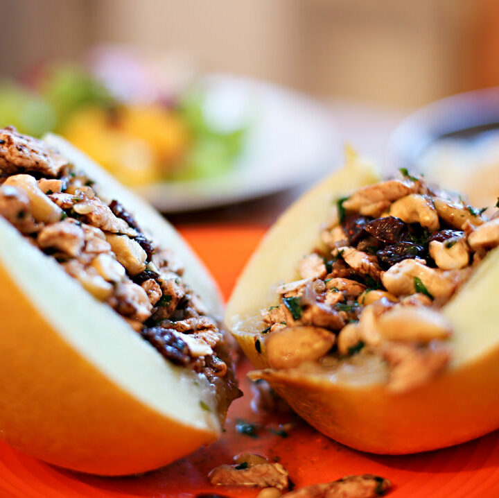 Gefüllte Melone mit Hähnchenfleisch, Cashews und Cranberries ...