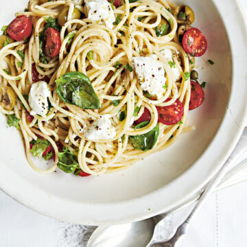 Ein weißer Teller mit einer Portion Pasta mit roher Sauce (Foto: Helen Cathcart / Dorling Kindersley Verlag)