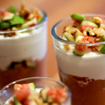 Drei kleine Dessertgläser mit erfrischendem Feigengelee und griechischem Joghurt