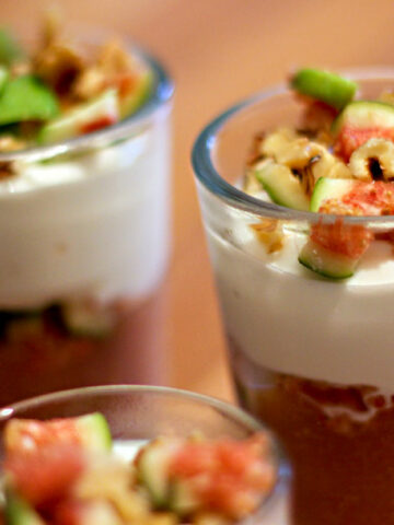 Drei kleine Dessertgläser mit erfrischendem Feigengelee und griechischem Joghurt