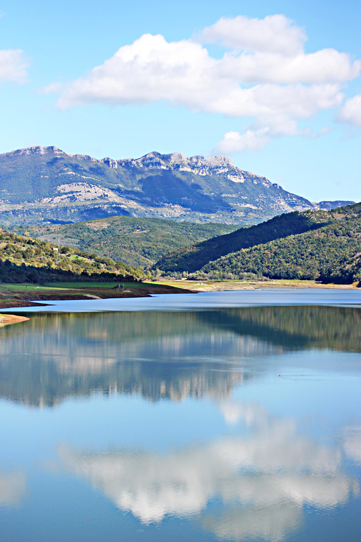 Der Alento-Stausee: Unten die Weite des Wassers, über der die Berge des Apennin thronen, darüber der azurrblaue Himmel.