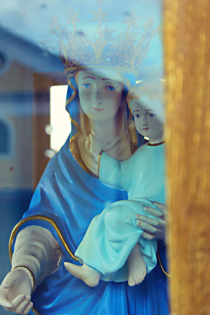 Marienstatue mit Jesuskind auf dem Arm. Aufgestellt in einer Glasvitrine in Agropoli.