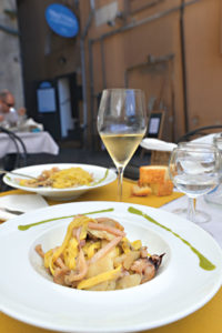 Ein Pastateller mit Fettucine mit Steinpilzen und Tintenfisch, serviert in einer ligurischen Trattoria. (Foto: Cettina Vicenzino/ Christian Verlag)