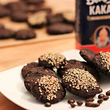 Ein Teller voller Mustazzoli (süditalienische Kekse), dekoriert mit Espressobohnen.