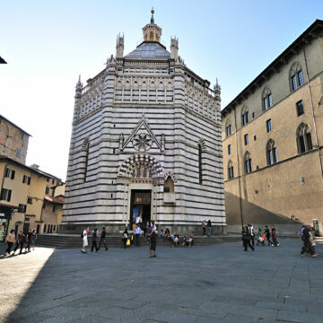 Das Baptisterium in Pistoia auf einem großen Platz.