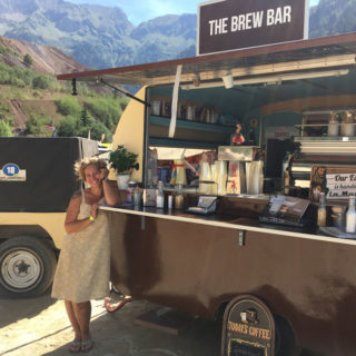 Johanna Wechselberger vor einem alten Wohnwagen, den sie als mobile Kaffeebar umgerüstet hat.
