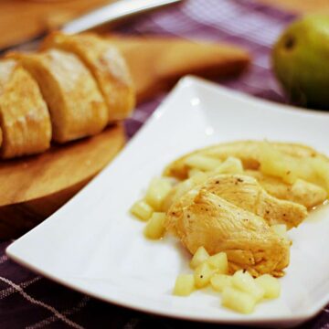 Ein Teller mit Hähnchenfleisch und geschmorten Birnenstücken in einer Marsalasauce