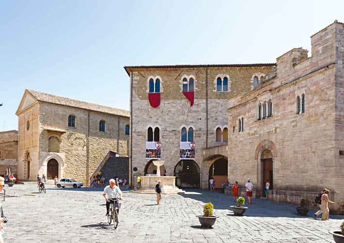 Der Piazza Silvestri in Bevagna in der Mittagssonne. (Foto: Felix Partenzi)