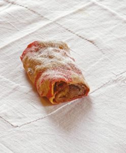 Ein halber umbrischer Apfelstrudel auf einem Küchentuch (Foto: Felix Partenzi)