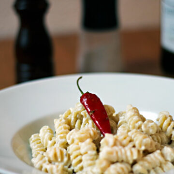 Ein Pasta-Teller mit einer Portion Fusilli mit Ricotta, Sardellen und Peperoncino