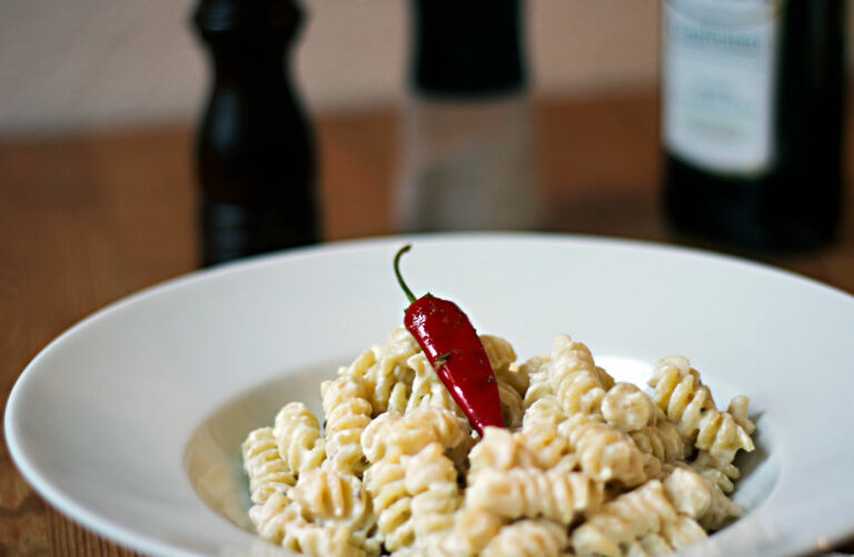 Fusilli mit Ricotta, Sardellen und Peperoncino | Pasta-Rezept