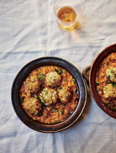 Tapasschalen mit fünf Tintenfischbällchen in einer Safran-Mandel-Sauce