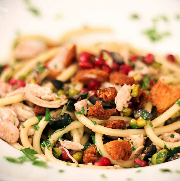 Bucatini mit Hähnchen, Granatapfel und Pistazien | Rezept Pasta &amp; Nudeln