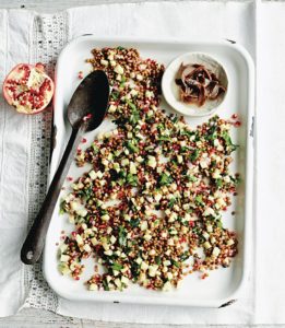 Eine Platte mit einem fruchtigen Linsensalat mit Sardellen, Granatapfel und Apfelstückchen (Foto: Chris Middleton/Ino Kuvačić)