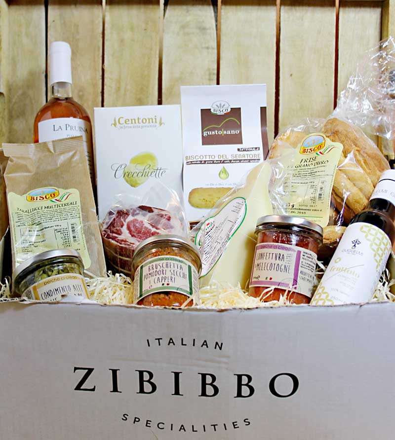 Eine Genussbox Apulien mit verschiedenen italienischen Lebensmitteln