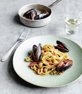 Ein Teller mit Fettucine und Miesmuscheln in dalmatischischer Tomatensauce