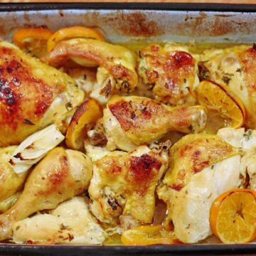 Eine Ofenform mit Hähnchenfleisch, Fenchel und Mandarine