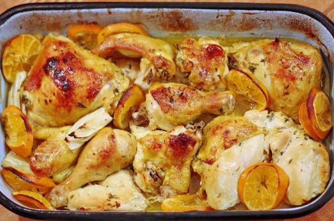 Eine Ofenform mit Hähnchenfleisch, Fenchel und Mandarine