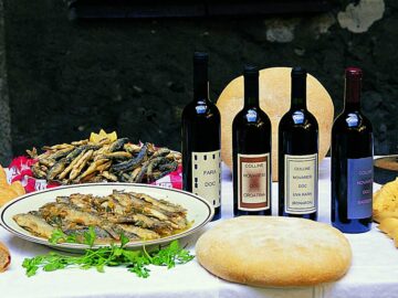 Ein Tisch gedeckt mit diversen italienischen Spezialitäten