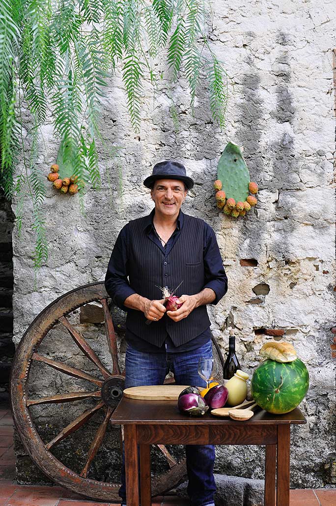 Schauspieler Andreas Hoppe auf Sizilien beim Kochen (Foto: Cettina Vicenzino)