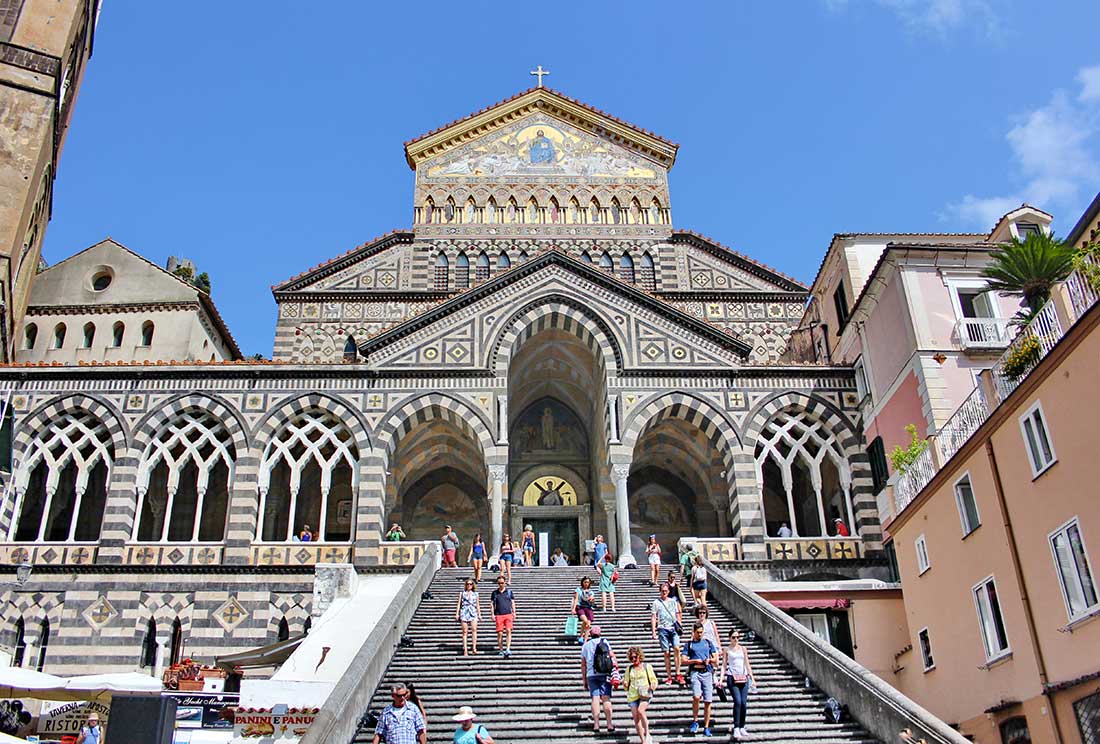 Der Dom von Amalfi, zu dem eine Treppe hinaufführt.