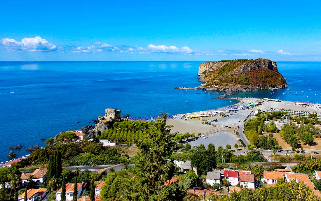 Die Isola di Dino, die nur wenige Meter vom Strand in Praia a Mare entfernt liegt.