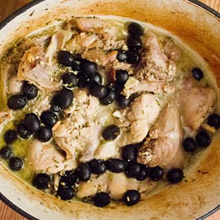 Ein Schmortopf mit Kaninchenfleisch und Oliven - gemschmort auf ligurische Art.